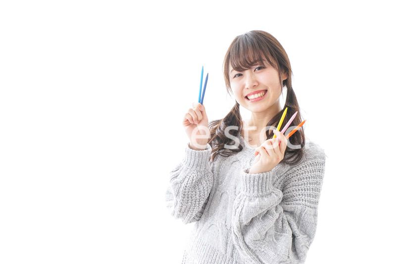 カラフルな色鉛筆を持つ女性