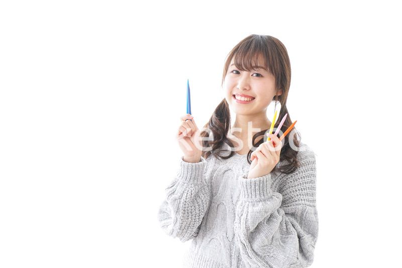 カラフルな色鉛筆を持つ女性