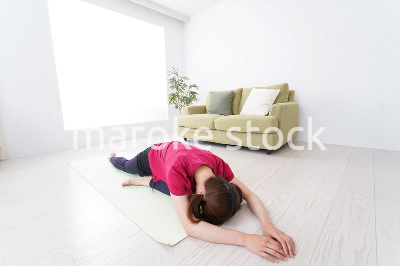 ヨガをする女性