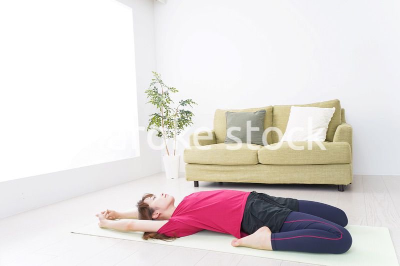 ヨガをする女性