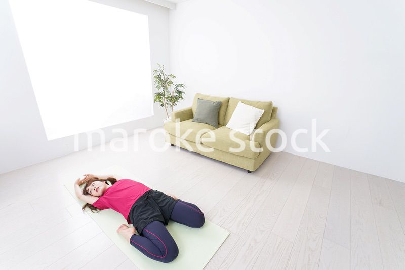 ヨガをする女性