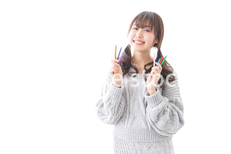 カラフルな色鉛筆を持つ女性