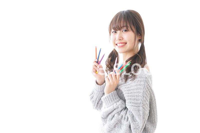 カラフルな色鉛筆を持つ女性