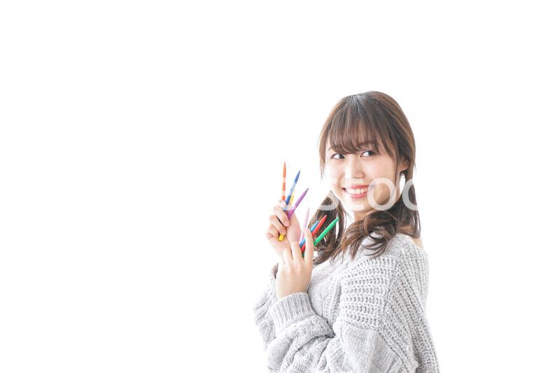 カラフルな色鉛筆を持つ女性