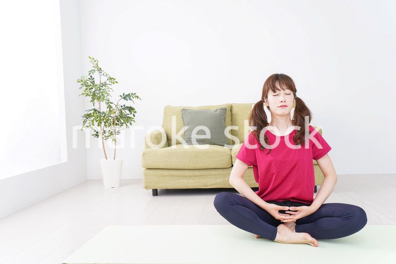 ヨガをする女性