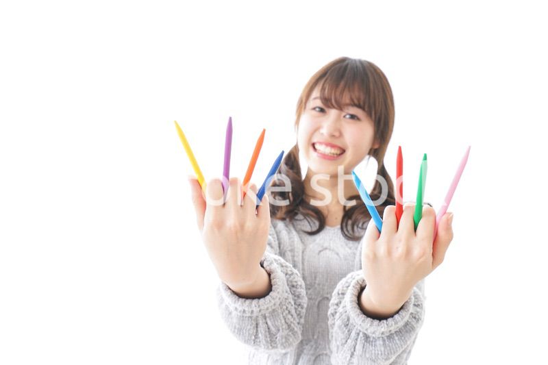 カラフルな色鉛筆を持つ女性