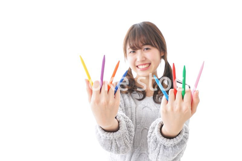 カラフルな色鉛筆を持つ女性