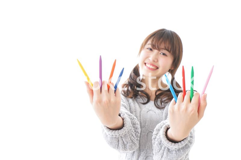 カラフルな色鉛筆を持つ女性