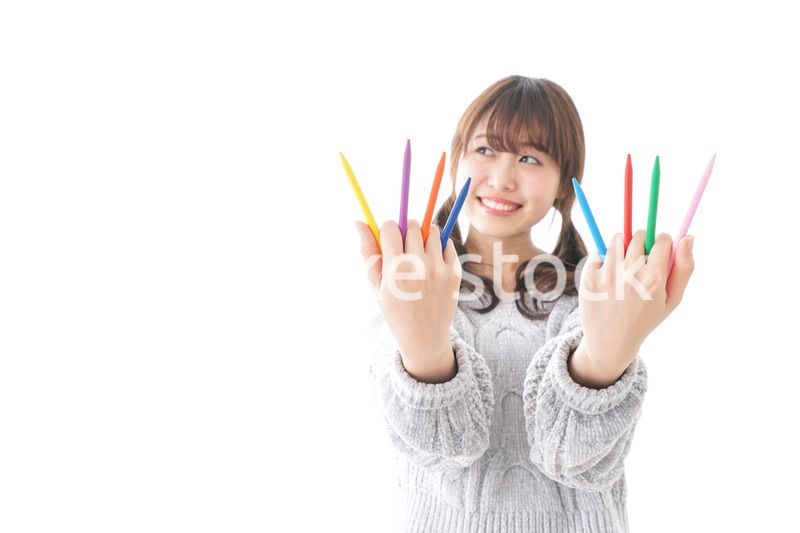 カラフルな色鉛筆を持つ女性