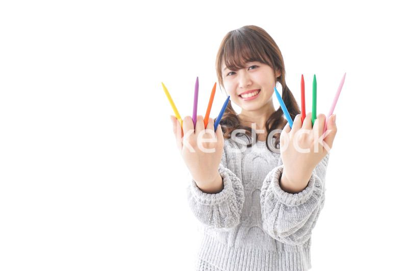 カラフルな色鉛筆を持つ女性
