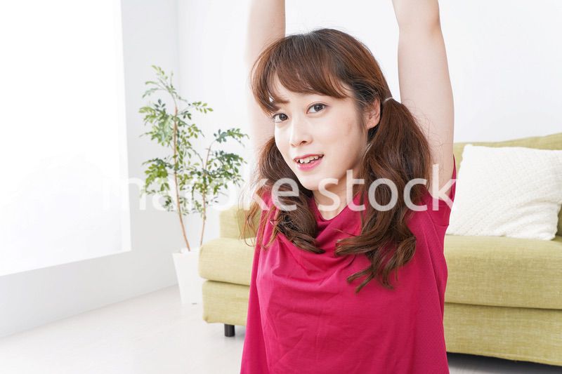 ヨガをする女性