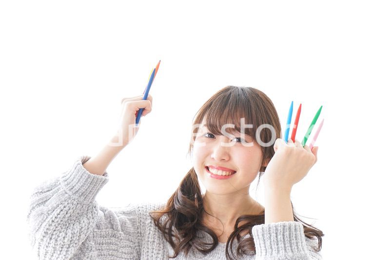 カラフルな色鉛筆を持つ女性