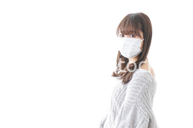 風邪をひいた女性