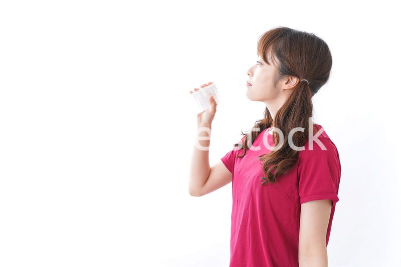 水分補給をする女性