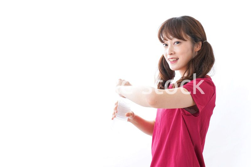 水分補給をする女性