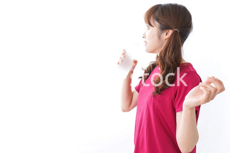 水分補給をする女性