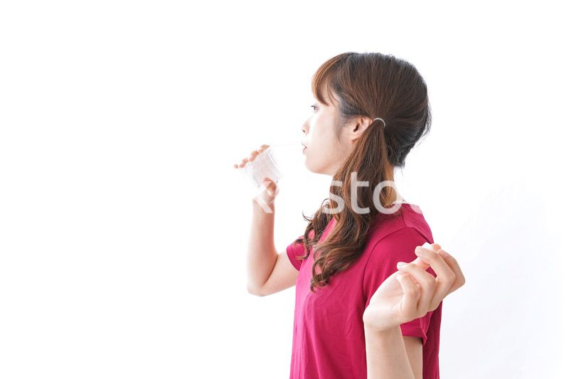 水分補給をする女性