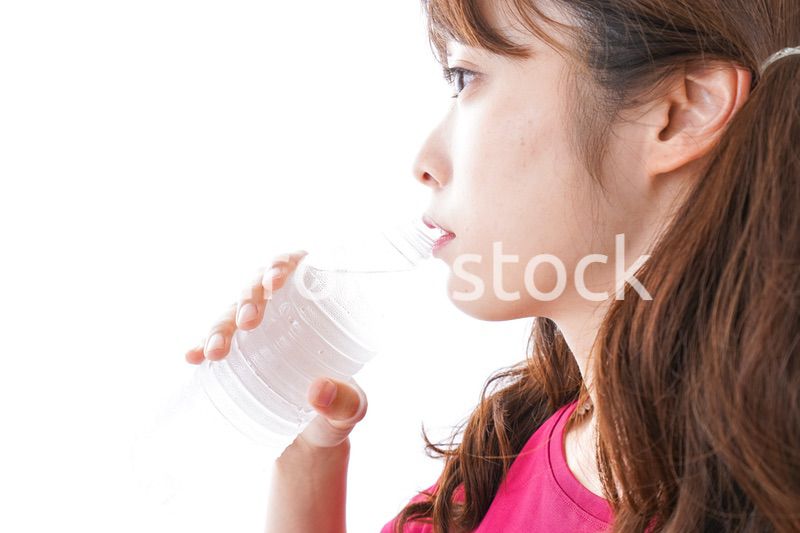 水分補給をする女性