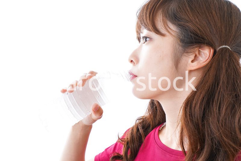 水分補給をする女性