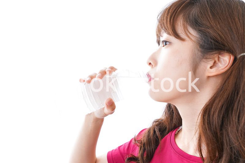 水分補給をする女性