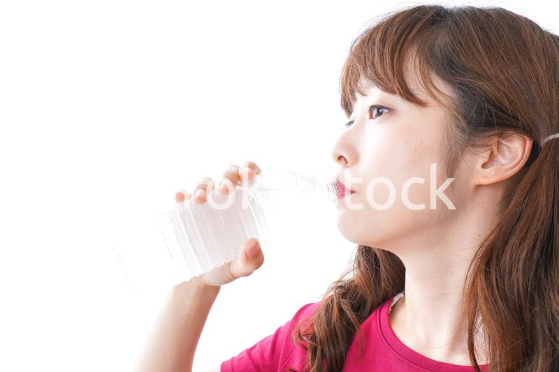 水分補給をする女性