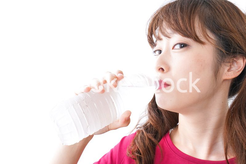 水分補給をする女性