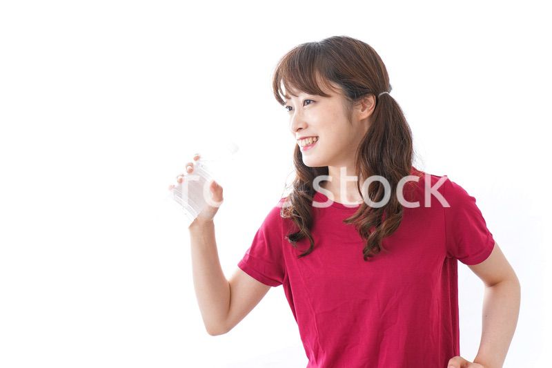 水分補給をする女性