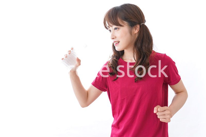 水分補給をする女性