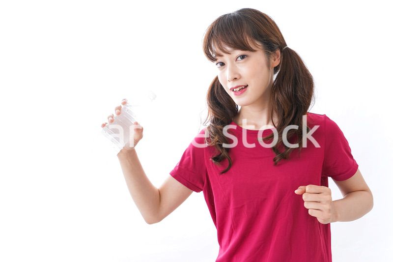 水分補給をする女性