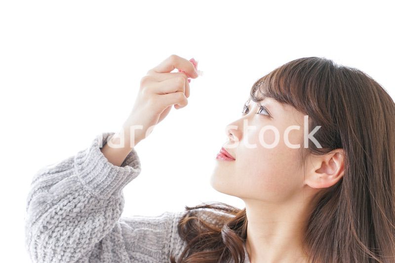 目薬を入れる女性