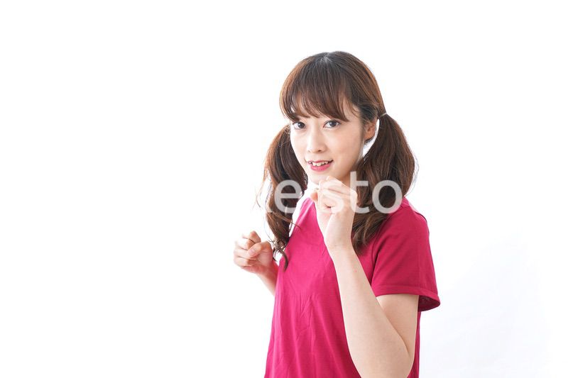 キックボクシングする女性