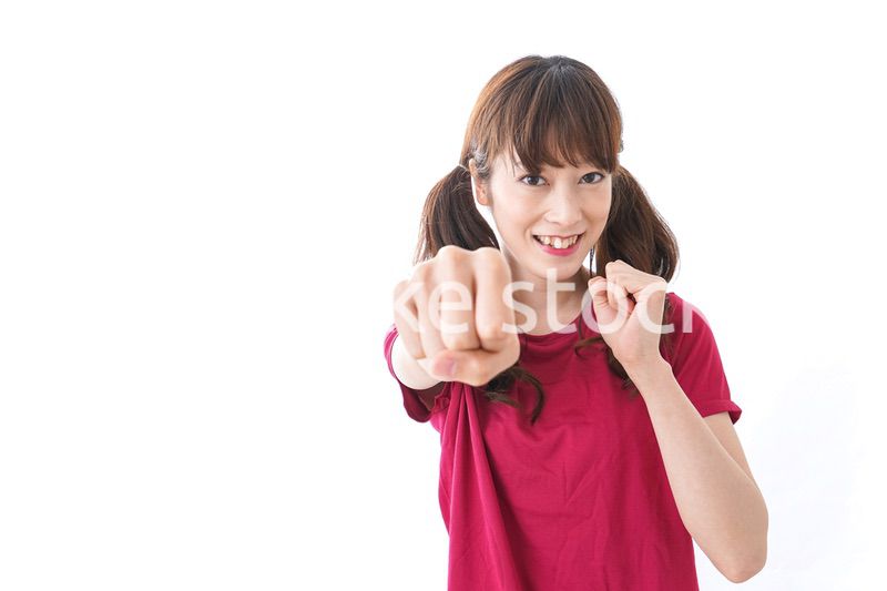 キックボクシングする女性