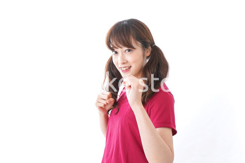 キックボクシングする女性