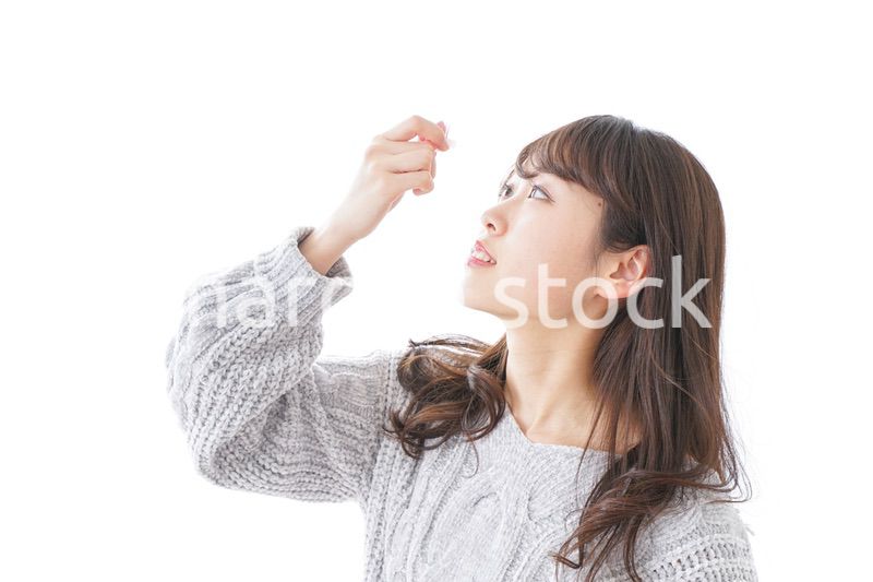 目薬を入れる女性
