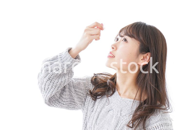 目薬を入れる女性