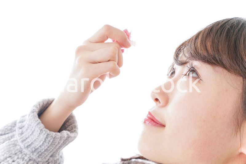 目薬を入れる女性
