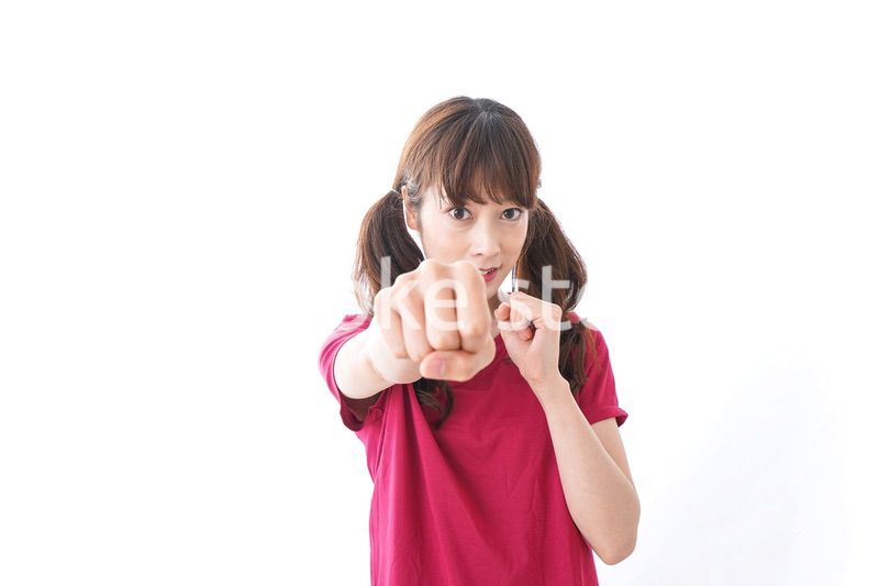 キックボクシングする女性