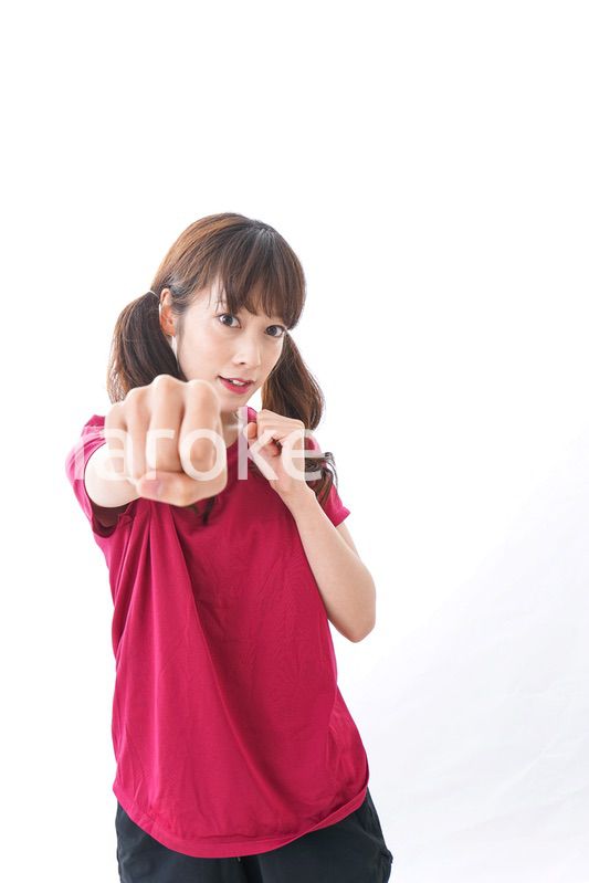 キックボクシングする女性