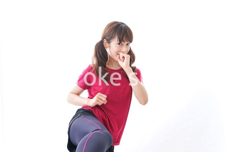 キックボクシングする女性