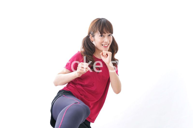 キックボクシングする女性