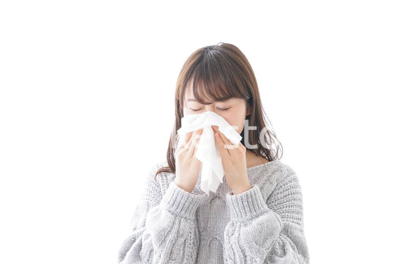 風邪・花粉症で鼻をかむ女性