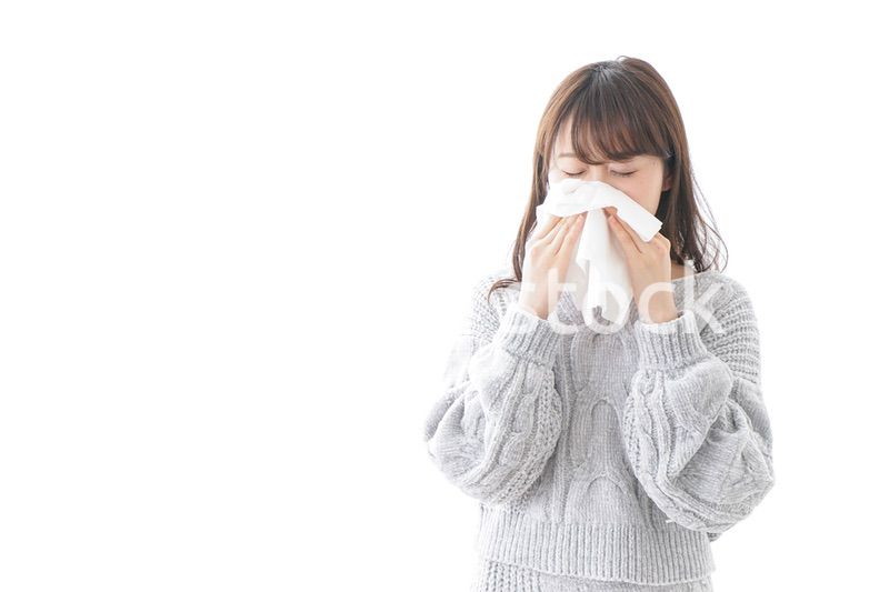 風邪・花粉症で鼻をかむ女性