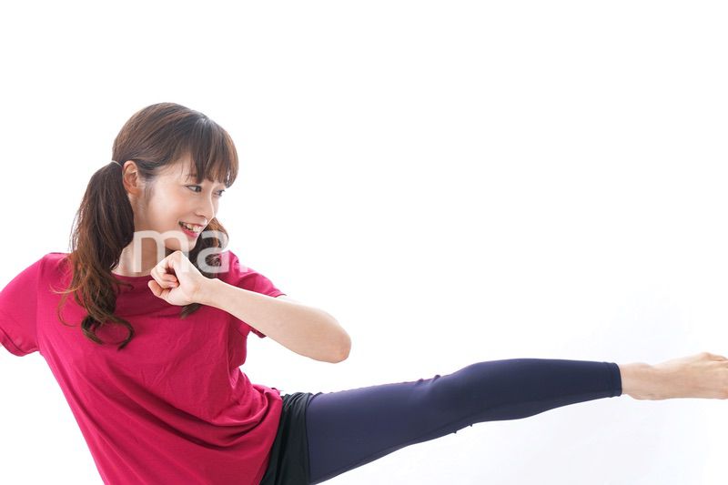 キックボクシングする女性