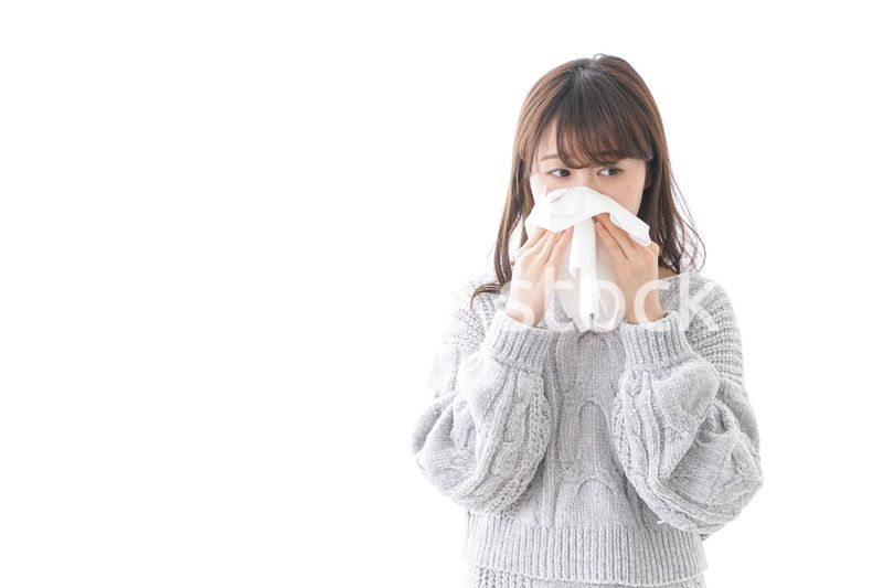風邪・花粉症で鼻をかむ女性