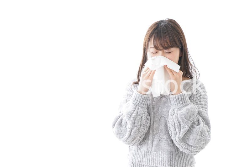 風邪・花粉症で鼻をかむ女性