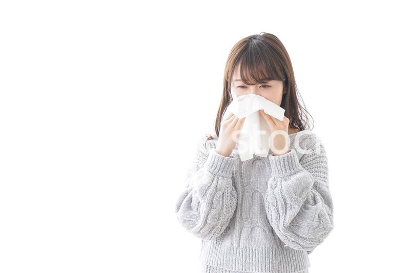 風邪・花粉症で鼻をかむ女性