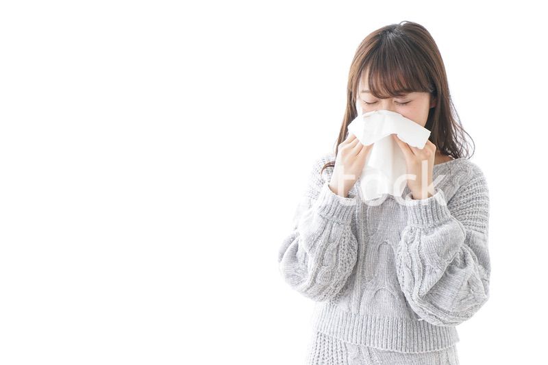 風邪・花粉症で鼻をかむ女性