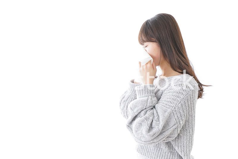 風邪・花粉症で鼻をかむ女性