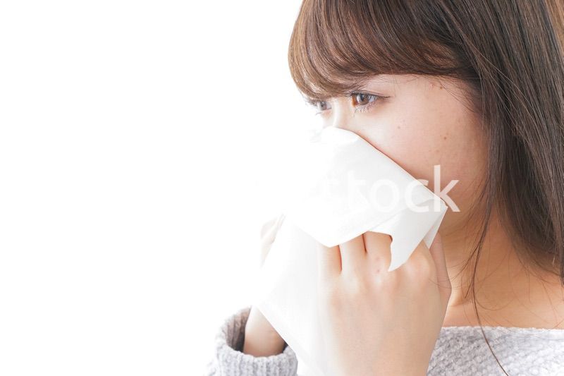風邪・花粉症で鼻をかむ女性