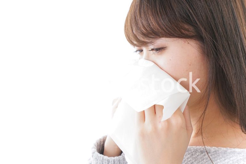 風邪・花粉症で鼻をかむ女性